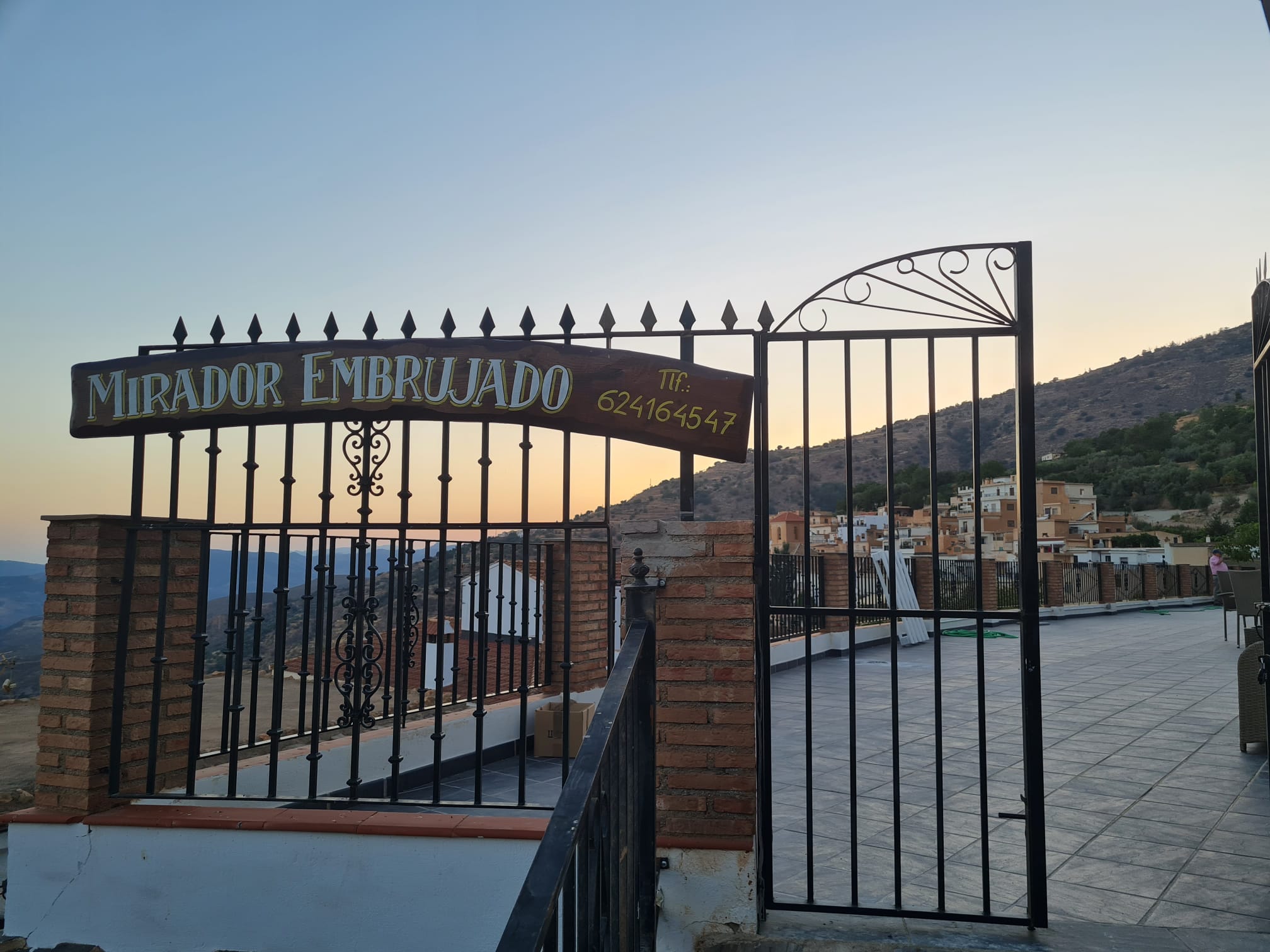 Entrada Alojamientos Mirador Embrujado